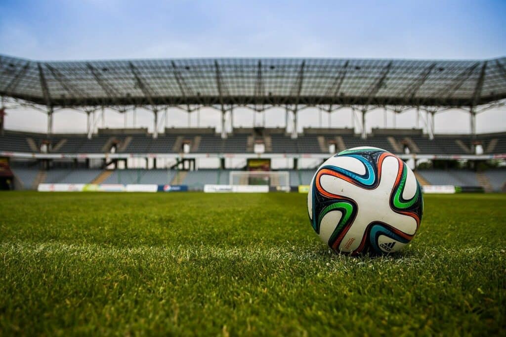 Stade de football éclairé par des projecteurs puissants la nuit